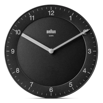 Abbildung von Braun Klassische analoge Wanduhr ruhigem Quarzuhrwerk, leicht lesbarem Zifferblatt mit 20 cm Durchmesser in Schwarz, Modell BC06B.