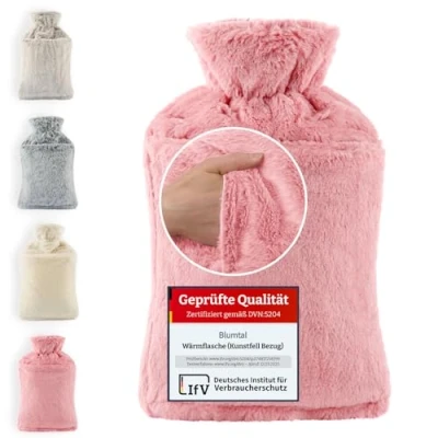 Abbildung von Blumtal Premium Wärmflasche mit Bezug &amp; Tasche aus weichem Kunstfell Wärmeflasche Naturkautschuk für Hände Hot Water Bag auslaufsichere Bettflasche 1,5l in Rosa