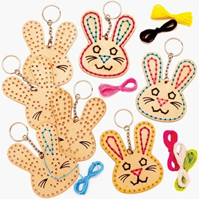 Abbildung von Baker Ross Osterhasen Schlüsselanhänger aus Holz für Kinder zum Basteln und anhängen (Packung mit 5) AT422, Schwarz,Weiß
