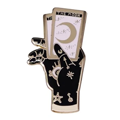 Abbildung von Mysteriöse The Moon Tarot Harte Emaille Pin Einzigartige Okkulte Hand Hexe Gold Brosche Metall für Kleidung Taschen Rucksäcke Jacken
