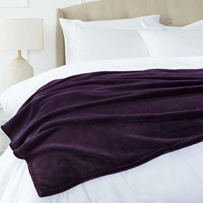Abbildung von Amazon Basics Kuscheldecke, Keine Heiz, aus weichem samtigem Plüsch, Aubergine, 168 x 229 cm