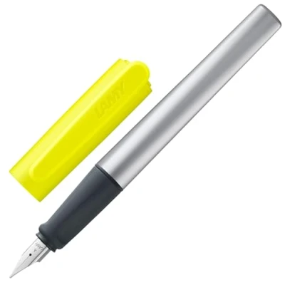Abbildung von Lamy nexx neonyellow Füller Füllhalter mit rutschfestem Griff &amp; polierter Stahlfeder in Strichbreite A dreieckiges Gehäuse aus Aluminium inkl. Tintenpatrone T 10 blau Rechtshänder