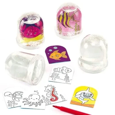 Abbildung von Baker Ross Schneekugeln mit Einlage zum Ausmalen „Meerestiere“ Basteln für Kinder Geschenkidee 4 Stück (1er Pack)