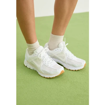 Abbildung von Nike Sportswear ZOOM Vomero 5 Sneaker low, Damen, Größe: 36, White phantom summit/white gum/brown Lederimitat/textil