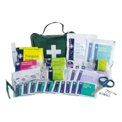 Abbildung von Lewis Plast Premium Erste Hilfe Set mit 90 Teilen Enthält Augenspülung, 2 x Kälte (Eis) Packungen und Notfalldecke für Zuhause, Büro, Auto, Wohnwagen, Arbeitsplatz, Reisen Grün