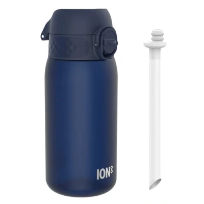 Abbildung von Ion8 Kinder Trinkflasche Mit Strohhalm, 350ml, Auslaufsicher, Einhandöffnung, Sichere Verriegelung, Spülmaschinenfest, BPA frei, Tragegriff, Klappdeckel, Leicht zu Reinigen, Klimaneutral, Marine Blau