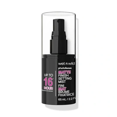 Abbildung von Wet n Wild Photo Focus Matte Finish Setting Mist, Makeup Spray, Angereichert mit Vitamin B5 und E, Leichte Formel, 24h Langanhaltendes Spray