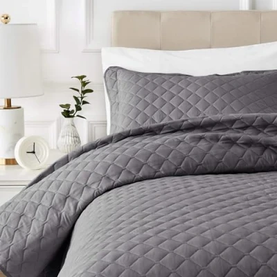 Abbildung von Amazon Basics Bettdecke überwurf mit Prägemuster, extra groß, Dunkelgrau, Rauten, 220 x 240 cm
