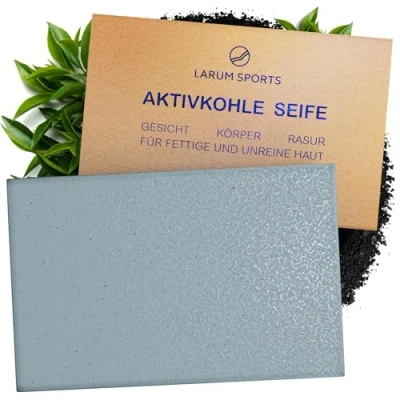 Abbildung von larum sports schwarze Seife, Aktivkohle Seife Gesicht mit Teebaumöl gegen Akne und Pickel, Gesichtsseife für unreine fettige Haut, 90g