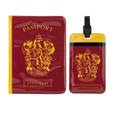 Abbildung von Cinereplicas Harry Potter Set aus Tag &amp; Passport Hülle Gryffindor Offizielle Lizenz