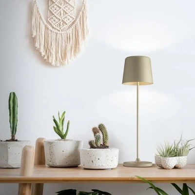 Abbildung von Lightbox LED Tischlampe für Innen &amp; Außen 37 cm / 23 Höhe, Ø 10 cappuccinofarbene Outdoor Tischleuchte mit Touch Dimmer mobil/kabellos per USB aufladbar/Akku 310 lm 3000 K