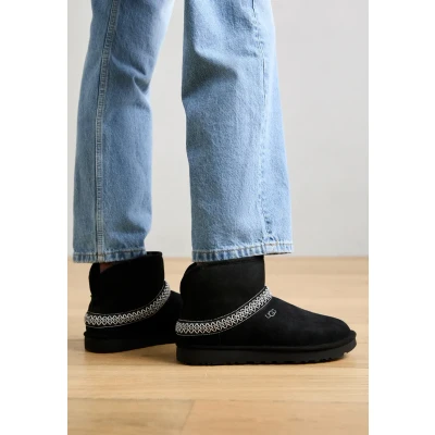 Abbildung von UGG Classic MINI Crescent Ankle Boot, Damen, Größe: 36, Black Schuhe
