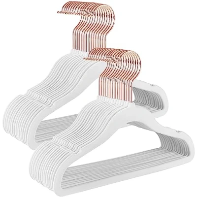 Abbildung von SONGMICS Kinderkleiderbügel, 50er Set Kleiderbügel Kinder, Baby Kleiderbügel, Bügel Samt, 360 drehbarer Haken in Roségold, platzsparend, rutschfest, für Kleiderschrank, wolkenweiß CRF027W01