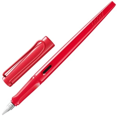 Abbildung von Lamy joy strawberry Schönschreibfüller Füllhalter mit ergonomischem Griff &amp; polierter Stahlfeder in Strichbreite 1,1 mm Kalligraphie Füller Bandzugfeder inkl. Tintenpatrone T 10 blau