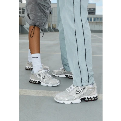Abbildung von Nike Sportswear AIR ZOOM Spiridon CAGE 2 Unisex Sneaker low, Größe: 45, Light smoke grey/metallic silver/cardinal red/black/white Textil/synthetik