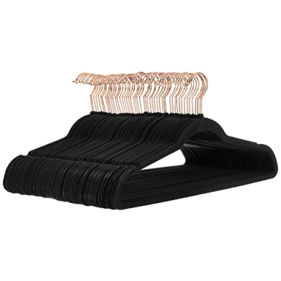 Abbildung von Amazon Basics Kleiderbügel für Anzüge, beflockt, Schwarz/goldfarben, 50er Pack