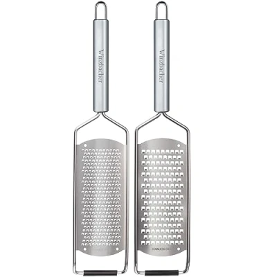 Abbildung von Winzbacher® DAS ORIGINAL [2er Set] Edelstahl Reibe Parmesanreibe, Zitronenreibe, Muskatnuss, Ingwerreibe, Zester rasiermesserscharfe Klinge inkl. Schụtz &amp; Reinigungsbürste