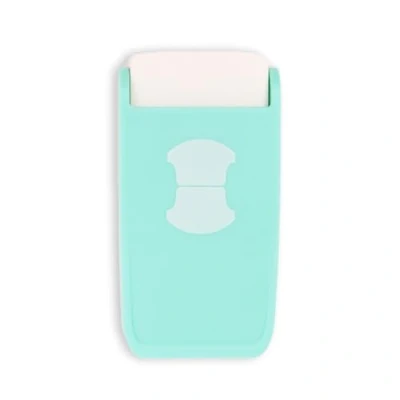 Abbildung von Craftelier Multimaterial Stanzer, abgerundet, um personalisierte Tabs in Agendas, Planern oder Alben zu erstellen. Ideal für Scrapbooking und Bastelprojekte. Tab Größe: 4 x 2,7 cm. Farbe: Türkis
