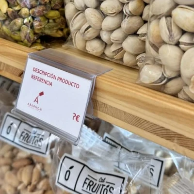 Abbildung von Bausatz mit 50 Preishaltern für Holzregale. 39x60mm. Transparent. Preisschilder, Ladenpreisetiketten, Regalpreishalter, Etikettenhalter