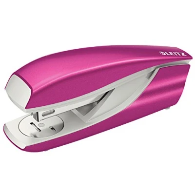 Abbildung von Leitz Heftgerät, 30 Blatt Tacker mit 200 Heftklammern, Hefter aus Metall Kunststoffelementen, WOW Serie, Pink, 55021023