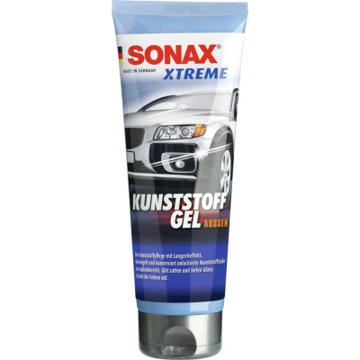 Abbildung von SONAX XTREME KunststoffGel Außen NanoPro (250 ml) Kunststoffreiniger pflegt unlackierte Kunststoffteile im Außenbereich von Fahrzeugen, Art Nr. 02101410