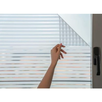 Abbildung von MARAPON® Fensterfolie mit Streifenmuster [118x200 cm] inkl. eBook Profitipps Sichtschutzfolie Fenster statischer Haftung Milchglasfolie Fensterbilder selbsthaftend Blickdicht