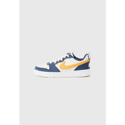 Abbildung von Nike Sportswear Court Borough Recraft Unisex Sneaker low für Kinder, Größe: 35.5, Beige/orange peel/midnight navy/withe Schuhe