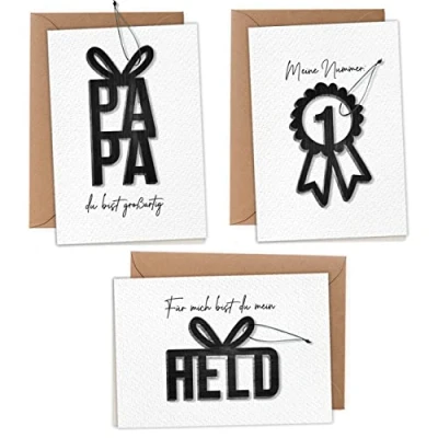 Abbildung von Papierdrachen Klappkarten mit Holzcutouts in DIN A6 zum Vatertag 3 schwarzen Holzanhängern und Packpapier Umschlägen Vatertagsgeschenk Set 02