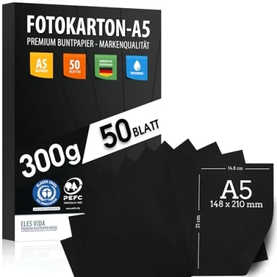 Abbildung von 50 Blatt SCHWARZER Bastelkarton 300g/m² PREMIUM PAPIER Tiefschwarz DIN A5 Druckerpapier Schwarz unbedruckt für Fotografie, Präsentationen, Basteln, FOTOKARTON, Karton MADE IN GERMANY