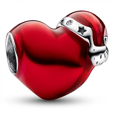 Abbildung von PANDORA Rotes Metallic Weihnachtsherz Charm aus Sterling Silber mit Cubic Zirkonia Steinen verziert, Moments Collection, kompatibel Armbändern, 792336C01