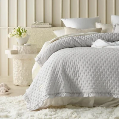Abbildung von ROOM99 Molly Elegante Tagesdecke in Hellgrau 170 x 210 cm Vielseitige Wohndecke als Bettüberwurf oder Sofaüberwurf Überwurfdecke für Bett und Sofa Steppdecke Stil Ideal Bedspread