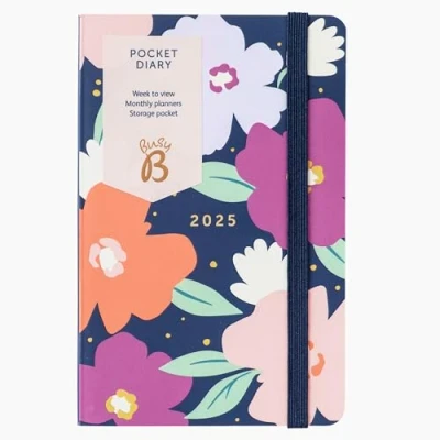 Abbildung von Busy B Taschenkalender von Januar bis Dezember 2025 Marineblau Gänseblümchen A5 Wochenübersicht Planer mit Raum für Notizen