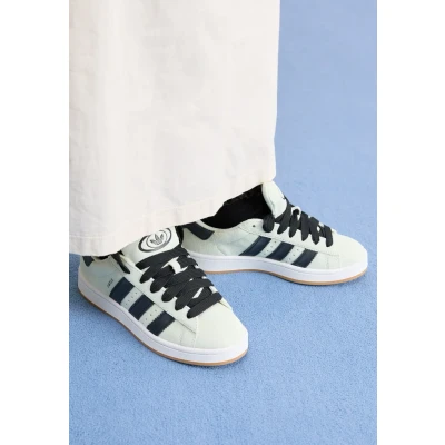 Abbildung von adidas Originals Campus 00S Skateschuh, Damen, Größe: 37 1/3, Linen green/core black/footwear white Veloursleder