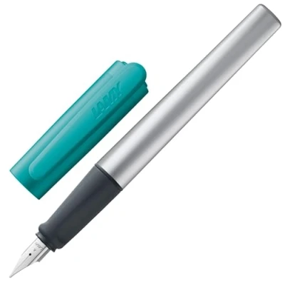 Abbildung von Lamy nexx smaragd Füller Füllhalter mit rutschfestem Griff &amp; polierter Linkshänder Stahlfeder (LH) in Strichbreite M dreieckiges Gehäuse aus Aluminium inkl. Tintenpatrone T 10 blau