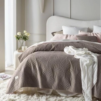 Abbildung von ROOM99 Feel Elegante Tagesdecke in Braun 170 x 210 cm Vielseitige Wohndecke als Bettüberwurf oder Sofaüberwurf Überwurfdecke für Bett und Sofa Steppdecke Stil Ideal Bedspread Velvet Samt