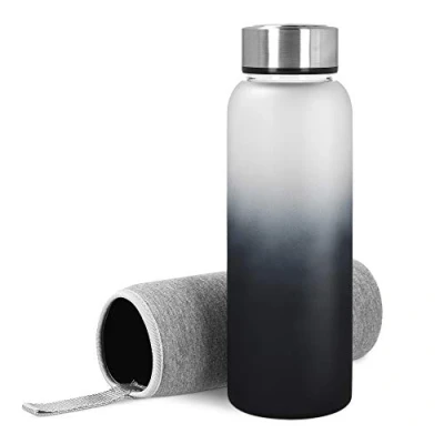 Abbildung von Navaris Glasflasche mit Neoprenhülle 950ml Trinkflasche aus Borosilikatglas Neopren Hülle Glas Flasche Edelstahl Deckel Schwarz Grau