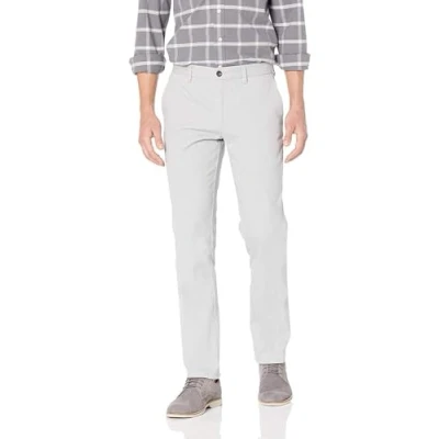 Abbildung von Amazon Essentials Herren Knitterfreie Flatfront Chinohose in schmaler Passform, Grau, 40W / 32L