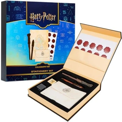 Abbildung von Harry Potter Briefpapier Set Hogwarts, Komplett mit Kalligraphie Stift, Notizblock, Umschlägen, Siegelaufklebern, Kinderstempel und magischem unsichtbarer Tinte