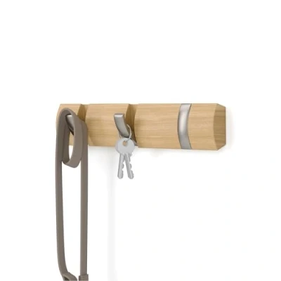 Abbildung von Umbra Flip Garderobenhaken Moderne, Schlichte und Platzsparende Garderobenleiste mit 3 Beweglichen Haken, Holz, Natur