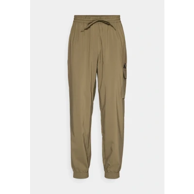 Abbildung von adidas Sportswear Essentials Small LOGO Stoffhose, Herren, Größe: XXL, Olive strata/black
