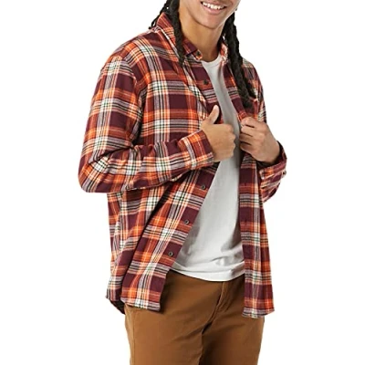Abbildung von Amazon Essentials Herren Langarmhemd aus Flanell (in Übergröße erhältlich), Burgunderrot Orange Karomuster, M