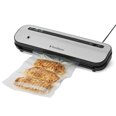 Abbildung von FoodSaver Space Saving Vacuum Sealer Machine hält Essen bis zu 5 mal länger frisch* spart 50 % mehr Platz ein** 1 Rolle (28 cm x 2,43 m), 2 Siegelbeutel (0,94 L), Zippbeutel L) VS1290X