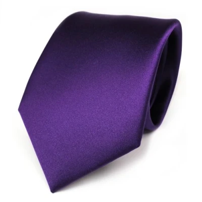 Abbildung von TigerTie Herren Krawatte Klassische 8 cm Satin in lila dunkellila violett einfarbigem Design, ideal für Geschäftstermine, festliche Anlässe und die Freizeit