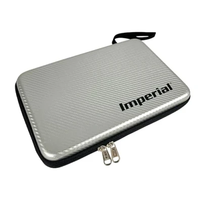 Abbildung von Imperial Hardcase Tischtennis Schlägerkoffer Silber Carbon Look Platz für Zwei Schläger &amp; Zubehör Stoß und kratzresistent