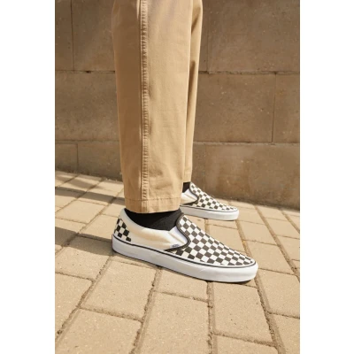 Abbildung von Vans Classic Slipon Slipper, Größe: 42, Black/white Textil