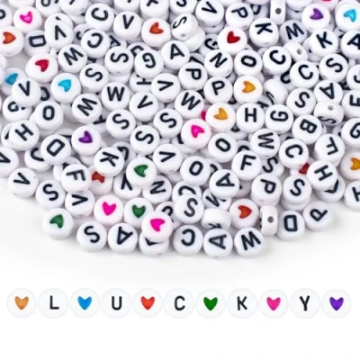 Abbildung von SUTOUG 1000PCS bunte Buchstabenperlen zum Auffädeln, 4 x 7 MM, A Z weiße und Herzperlen, runde Acrylperlen für Schmuck DIY Making Crafts Armbänder Halsketten Ornamente Anhänger