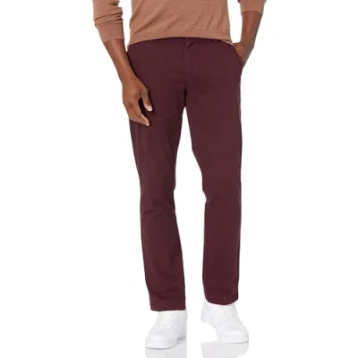 Abbildung von Amazon Essentials Herren Legere Stretch Chinohose mit schmaler Passform, Burgunderrot, 33W / 28L