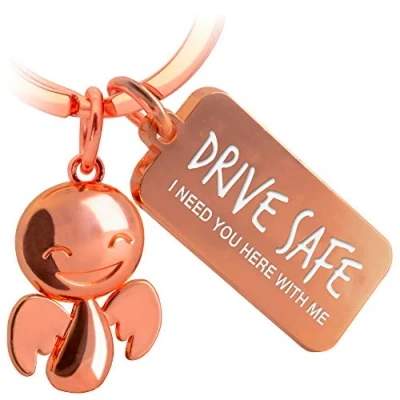 Abbildung von FABACH Schutzengel Schlüsselanhänger Happy mit Gravur Niedlicher Auto Botschaft aus Metall für Autofahrer Geschenk Glücksbringer Führerschein Drive Safe