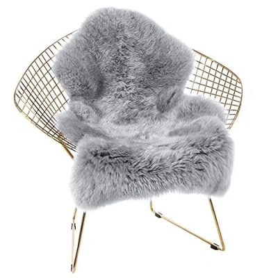 Abbildung von Cumay Faux Lammfell Schaffell Teppich 60 x 90 cm Lammfellimitat Longhair Fell Optik Nachahmung Wolle Bettvorleger Sofa Matte (Grau)