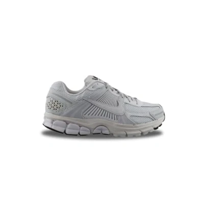Abbildung von Nike Herren Zoom Vomero 5 Sneaker, 42 EU